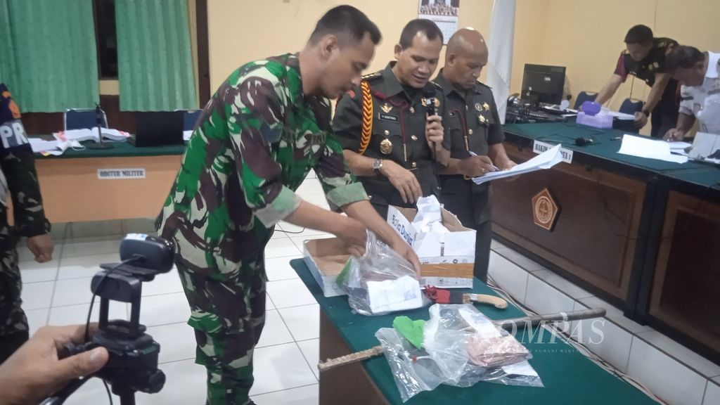 Pemeriksaan barang bukti dalam persidangan kasus pembunuhan empat warga Kabupaten Nduga di Pengadilan Militer III-19 Jayapura pada Rabu (14/12/2022).