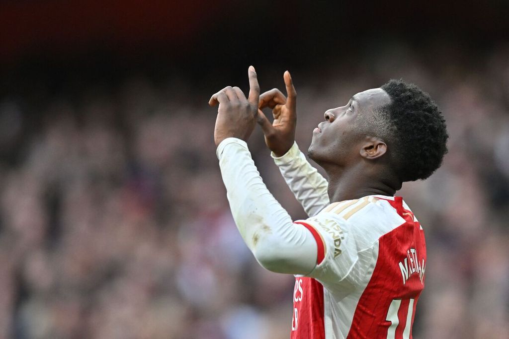 Penyerang Arsenal, Eddie Nketiah, merayakan golnya yang ketiga dalam pertandingan Liga Inggris antara Arsenal dan Sheffield United di Stadion Emirates, London, Sabtu (28/10/2023). Nketiah mencetak tiga gol dalam pertandingan yang dimenangi Arsenal, 5-0, tersebut, 