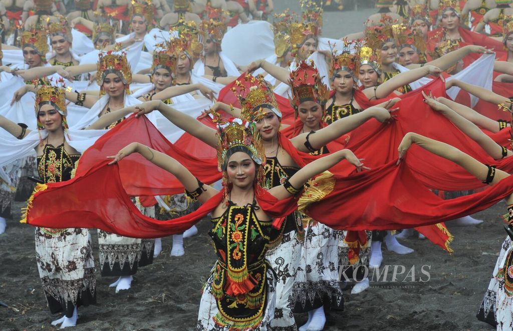 Penari menari bersama dalam Festival Gandrung Sewu 2023 di Pantai Marina Boom, Kabupaten Banyuwangi, Sabtu (16/9/2023). Tema festival tahun ini ”Omprog, the Glory of Art”. Sebanyak 1.200 penari gandrung yang merupakan pelajar SD-SMA yang terseleksi menari bersama dalam festival tersebut. 