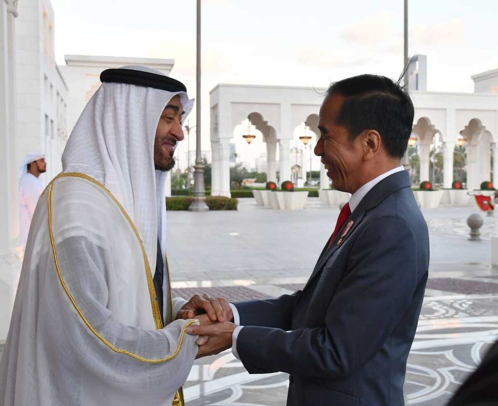 Presiden Joko Widodo melakukan kunjungan kenegaraan ke Putra Mahkota Abu Dhabi Sheikh Mohamed bin Zayyed al-Nahyan di Istana Kepresidenan Qasr al-Watan, Abu Dhabi, UEA, Minggu (12/1/2020) petang hingga malam waktu setempat. Selain kerja sama investasi dan bidang lain, keduanya sempat menyinggung situasi terkini di kawasan Timur Tengah.