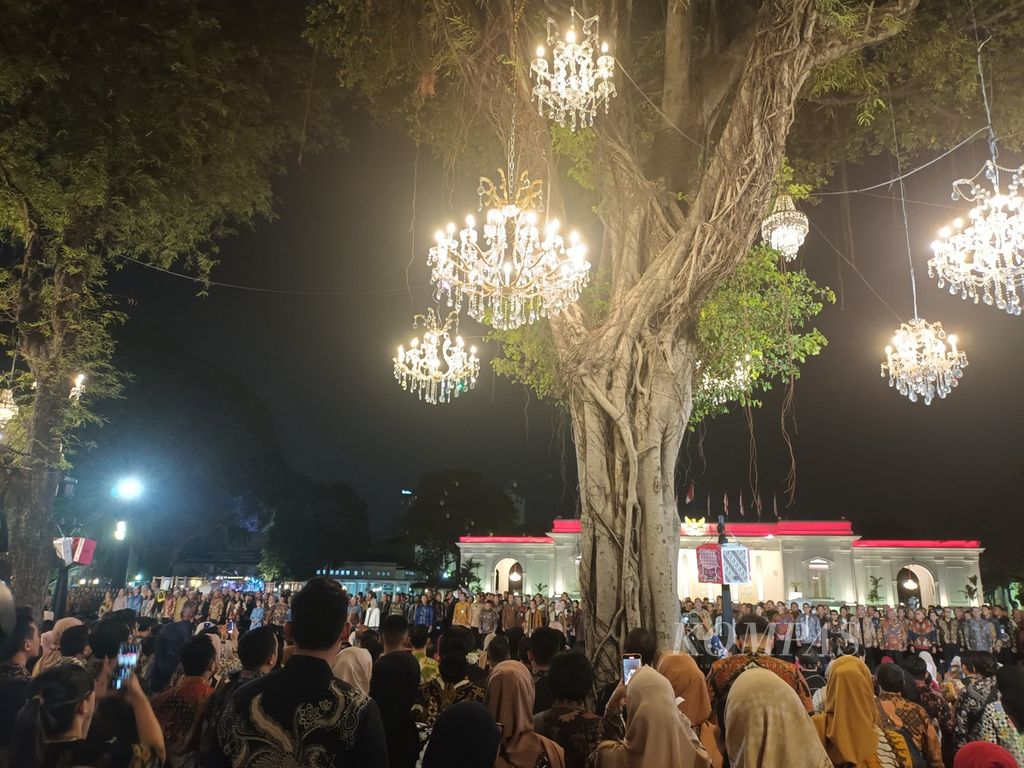 Istana Berbatik, sebuah kegiatan sebagai rangkaian Hari Batik 2 Oktober, digelar di halaman depan Istana Merdeka, Jakarta, Minggu (1/10/2023). Presiden Joko Widodo dan Ibu Iriana Joko Widodo serta Wakil Presiden Ma'ruf Amin dan Ibu Wury Ma'ruf Amin hadir pada acara tersebut.