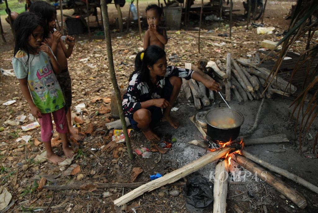 Orang Rimba merebus singkong di wilayah Pamenang, Kabupaten Merangin, Jambi, Jumat (24/11/2023). Hasil memasak dibagi-bagikan secara merata ke seluruh anggota rombongan, sesuai dengan prinsip komunal di komunitas itu.