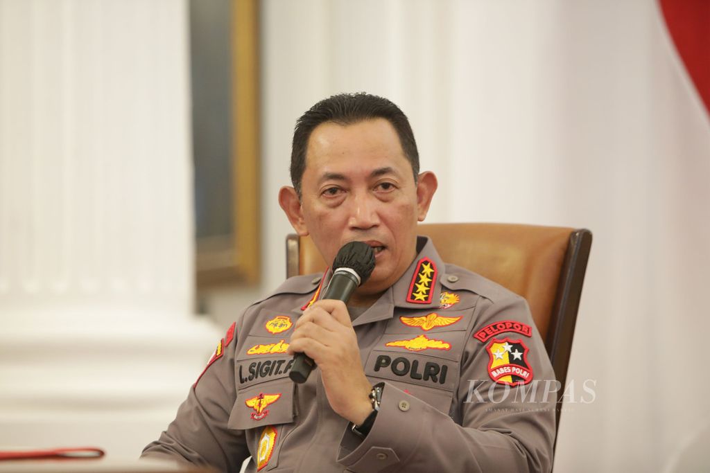 Kapolri Jenderal Listyo Sigit Prabowo menjawab pertanyaan wartawan saat mendampingi Presiden Joko Widodo untuk menyampaikan keterangan tekait korupsi khususnya anjloknya indeks persepsi korupsi di Istana Merdeka, Jakarta, Selasa (7/2/2023). 