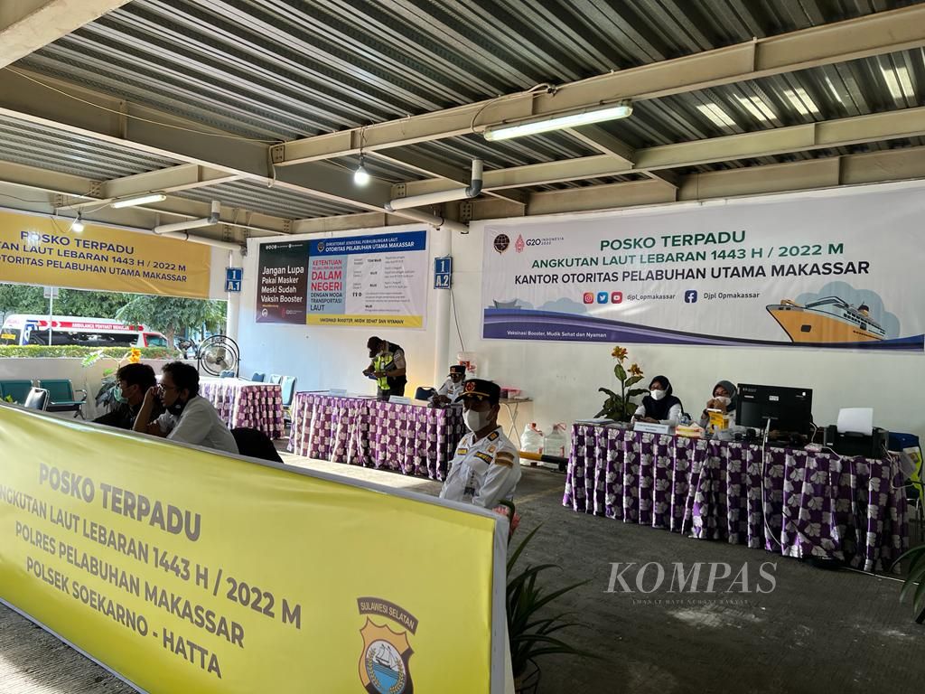 Petugas posko mudik Pelabuhan Makassar bersiap menyambut calon penumpang, di Makassar, Sulawesi Selatan, Senin (18/4/2022).