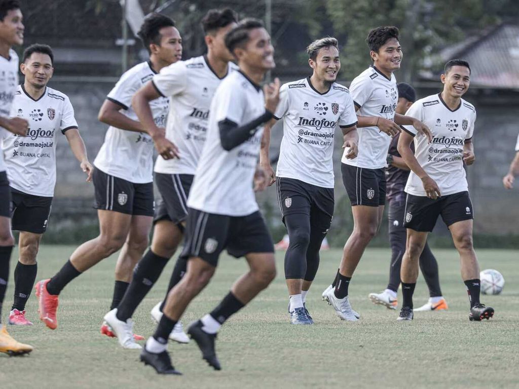 Para pemain Bali United, di antaranya Ricky Fajrin (kanan), melakukan latihan, Kamis (24/3/2022), di Lapangan Gelora Trisakti, Legian, Bali, untuk menyambut laga pekan ke-33 BRI Liga 1 2021-2022 melawan Persebaya Surabaya, Jumat (25/3/2022) malam. Skuad Bali United menargetkan tiga poin untuk memastikan gelar juara liga musim ini.