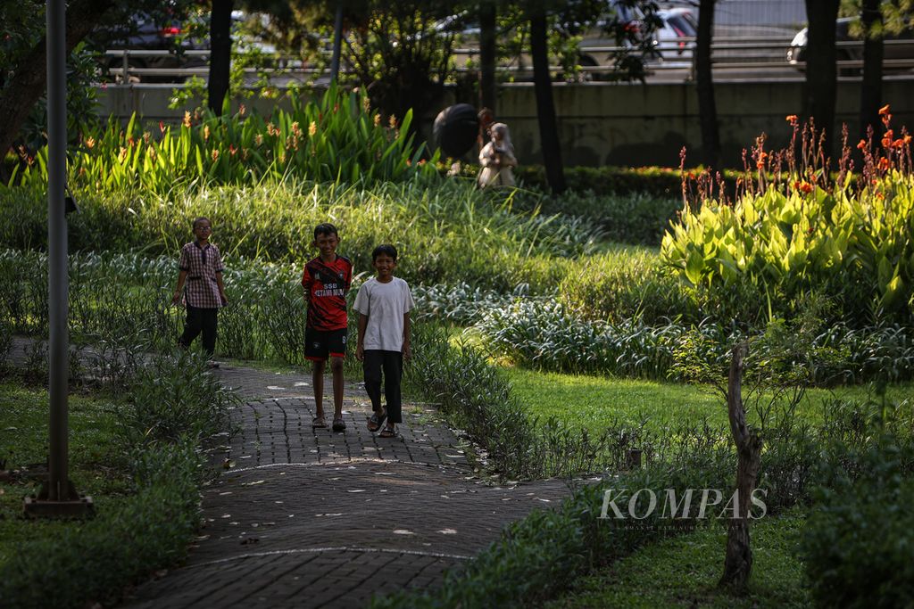 Anak-anak berjalan-jalan di Taman Cattleya, Jakarta Barat, Jumat (5/1/2024). 