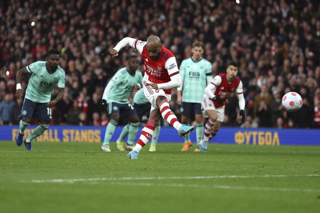 Pemain Arsenal Alexandre Lacazette mencetak gol bagi Arsenal melalui titik penalti ke gawang Leicester City pada laga Liga Inggris di Stadion Emirates, London, Senin (14/3/2022) dini hari WIB. Pada laga itu, Arsenal menang 2-0. 