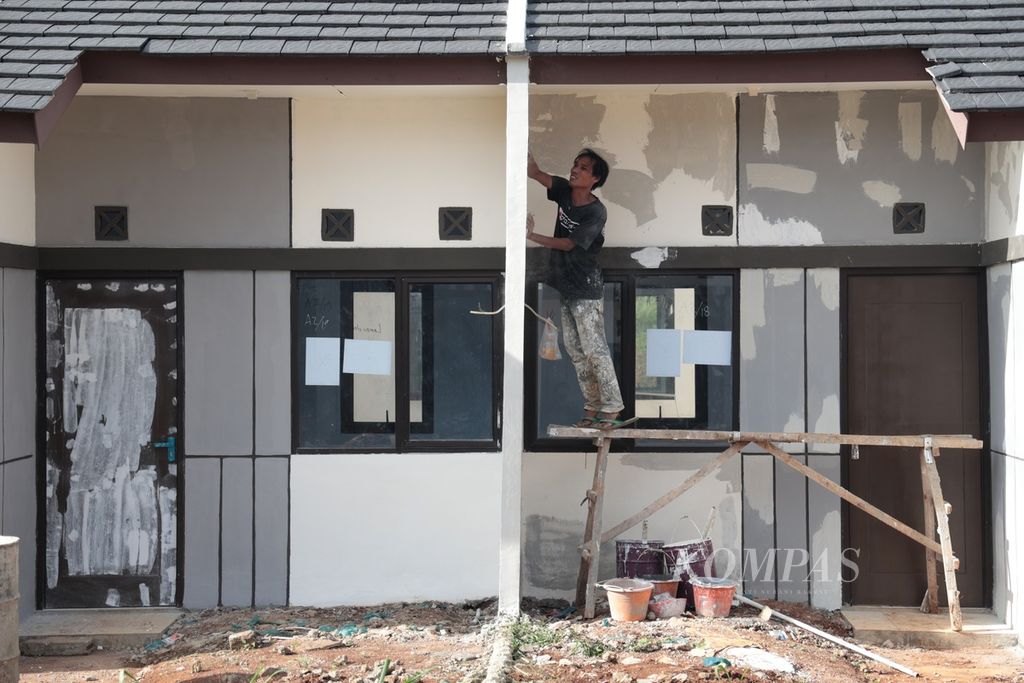 Pekerja merampungkan pembuatan rumah bersubsidi di kawasan Rabak, Bogor, Jawa Barat, Minggu (22/1/2023). Pemerintah akan menggulirkan pembiayaan perumahan bersubsidi bagi masyarakat berpenghasilan tidak tetap atau sektor informal mulai tahun ini. 