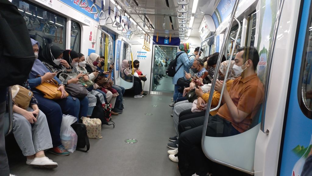 Pascakenaikan harga BBM pada 3 September 2022, jumlah penumpang angkutan umum, seperti MRT Jakarta, meningkat. Penumpang KAI Commuter juga naik. Seperti yang terlihat di kereta MRT Jakarta, Jumat (16/9/2022) petang, pekerja kantor atau warga yang hendak pulang memadati kereta.