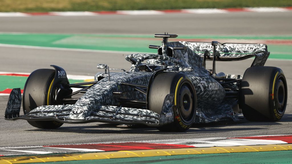Pebalap Alfa Romeo, Valtteri Bottas, memacu kendaraannya pada sesi uji coba pramusim Formula 1 di Catalunya, Spanyol, Rabu (23/2/2022).
