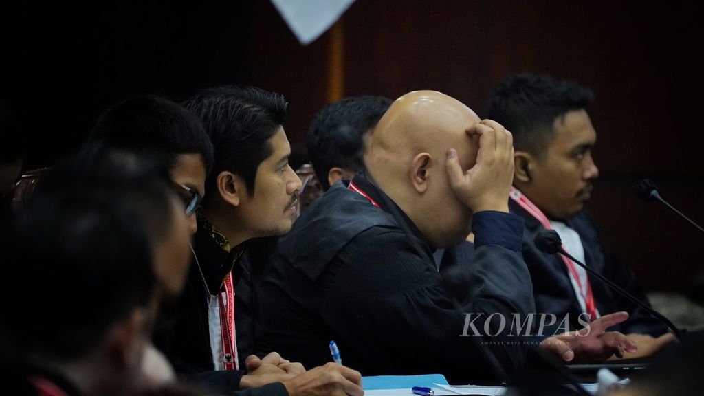 The attorneys for the applicant were present during the hearing of the verdict for the Election Dispute of the General Election and Legislative Election (PHPU Pileg) in the Main Courtroom of the Constitutional Court, Jakarta, on Tuesday (21/5/2024).