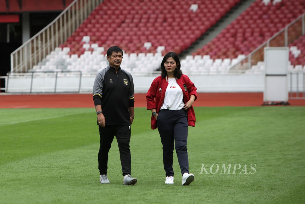  Pelatih tim Indonesia U-22 Indra Sjafri bersama Wakil Ketua Umum PSSI, Ratu Tisha, di Stadion Utama Gelora Bung Karno, Jakarta, Sabtu (1/4/2023). 