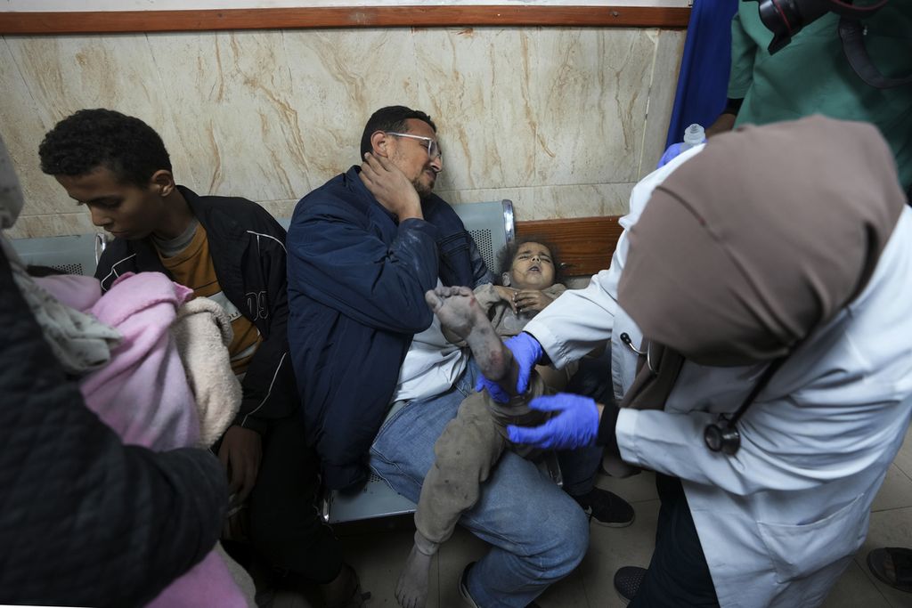 Warga Palestina yang terluka karena serangan bom di Jalur Gaza tengah dirawat di RS Deir al-Balah di Jalur Gaza, Selasa (20/12/2023). Di tengah masih terhambatnya berbagai upaya diplomasi, penderitaan warga Gaza karena serangan Israel semakin berat. 