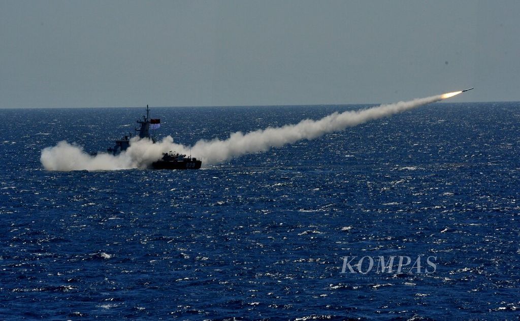 KRI Tombak-629 menembakkan rudal C-705 dalam Operasi Laut Gabungan Pada Latihan Gabungan TNI di Perairan Laut Jawa, Situbondo, Senin (31/7/2023). 