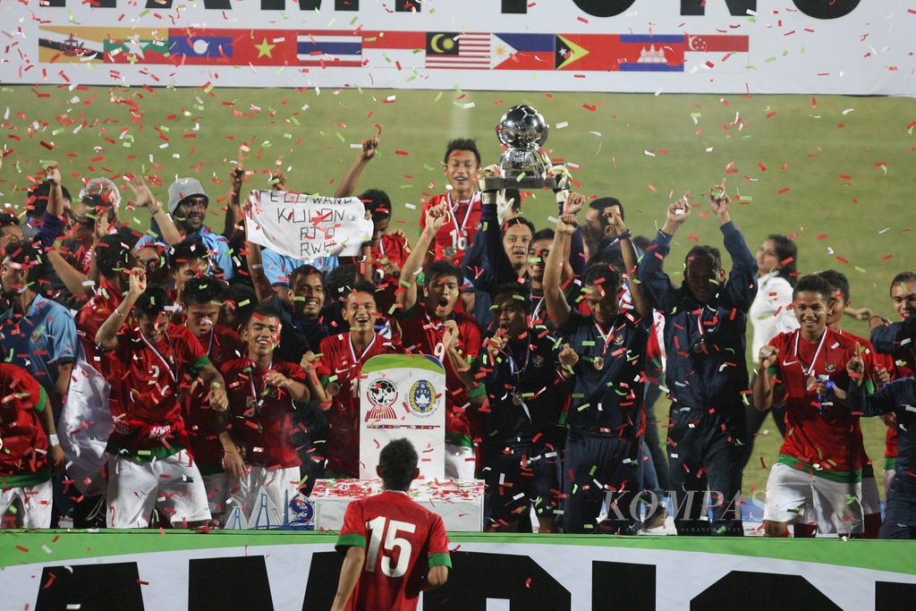 Pemain Indonesia merayakan kemenangan setelah mengalahkan Vietnam dalam adu penalti pada final Kejuaraan Federasi Sepak Bola ASEAN (AFF) U-19 di Stadion Gelora Delta, Sidoarjo, Jawa Timur, Minggu (22/9/2013). Indonesia menang adu penalti 7-6.