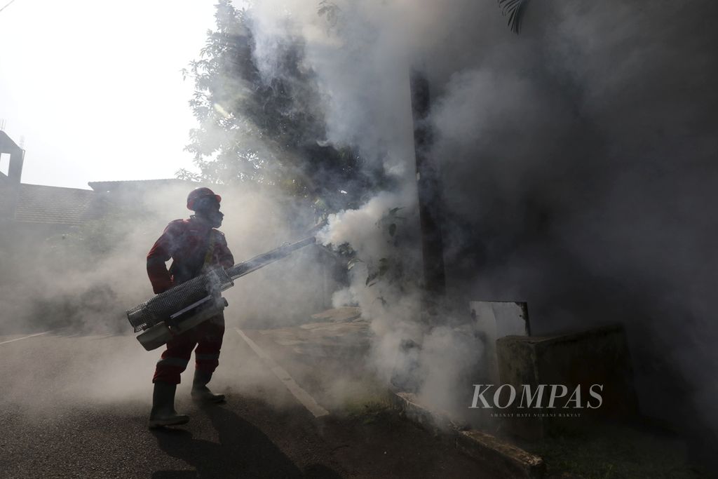 Petugas dari Puskesmas Kecamatan Duren Sawit melakukan pengasapan untuk menindaklanjuti penemuan kasus demam berdarah dengue (DBD) di perumahan di kawasan Pondok Kelapa, Jakarta Timur, Sabtu (30/3/2024).  