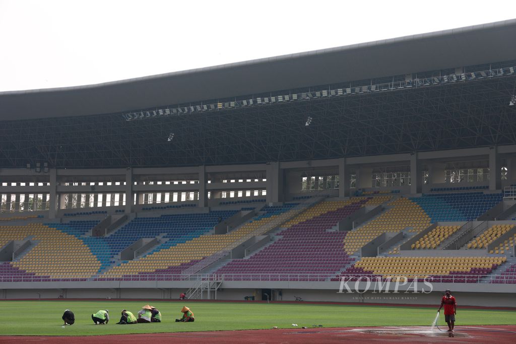Pekerja yang merawat area lapangan untuk penyelenggaraan Piala Dunia U-20 di Stadion Manahan, Kota Surakarta, Jawa Tengah, Senin (20/3/2023).