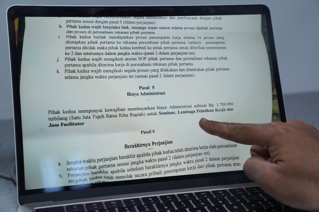 Lembar perjanjian penempatan kerja antara PT KTT dan pelamar. Berdasarkan Pasal 5, pelamar membayar biaya administrasi Rp 1,7 juta kepada PT KTT.