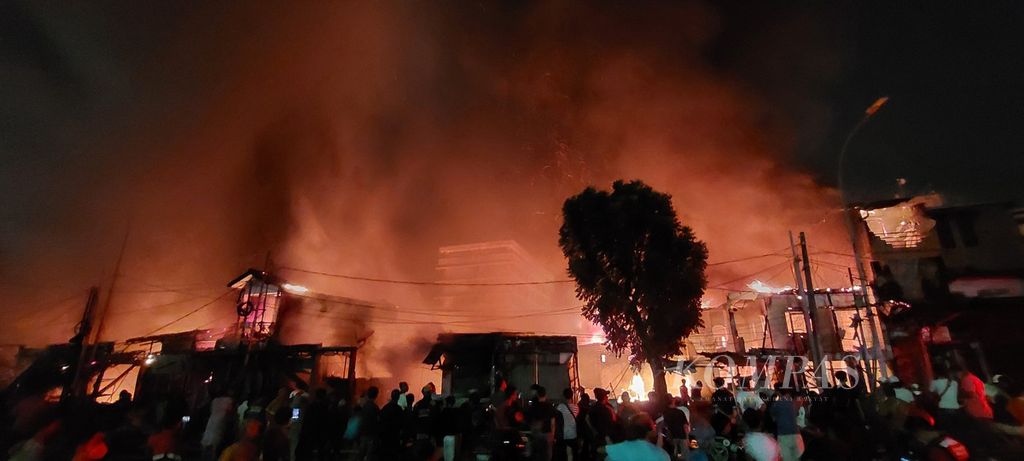 Kebakaran pasar gembrong, Jakarta Timur, Minggu (24/4/2022). 