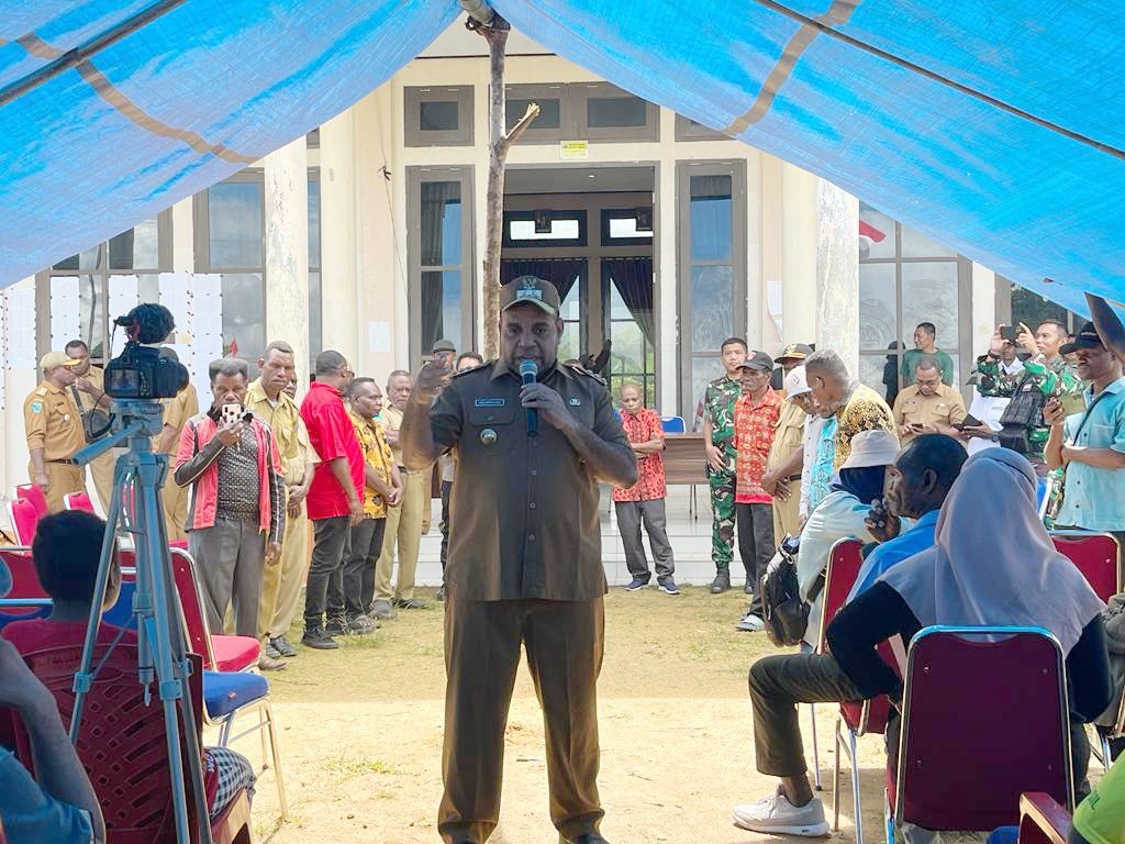 Penjabat Bupati Tambrauw Engelbertus Kocu saat menemui masyarakat di Distrik Bamusbama, Kabupaten Tambrauw, Papua Barat Daya, Selasa (13/6/2023).