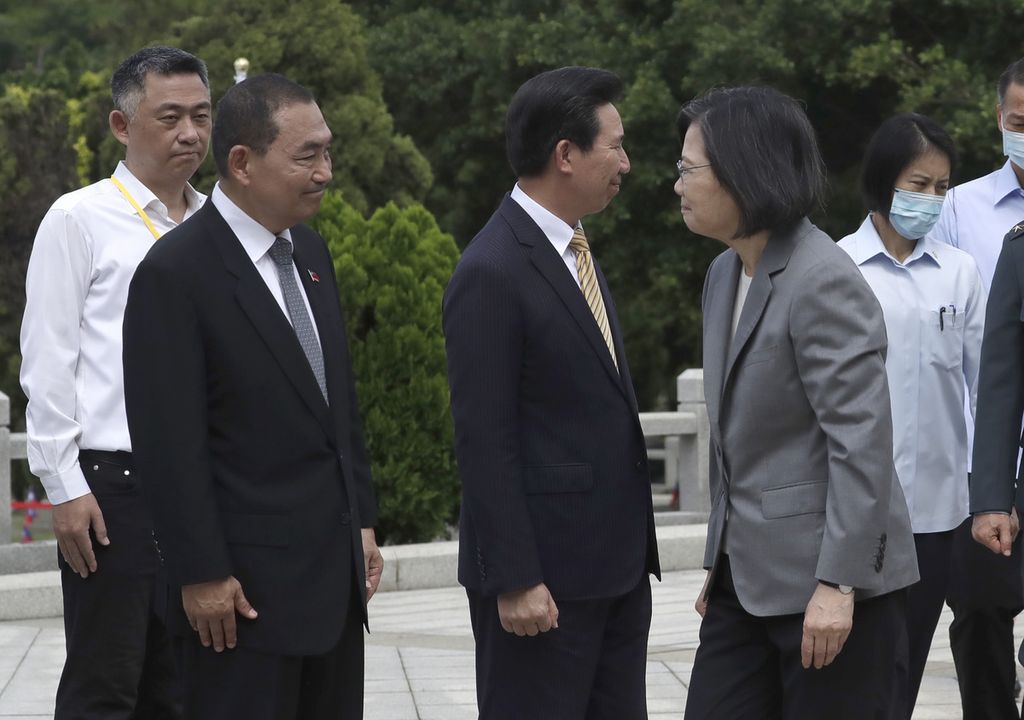 Hou Yu-ih, kandidat Presiden Taiwan dari Kuomintang (KMT), bertemu dengan Presiden Taiwan Tsai Ing-wen (depan, kanan) pada upacara peringatan 65 tahun serangan maut China di Pulau Kinmen, Taiwan, 23 Agustus 2023. 
