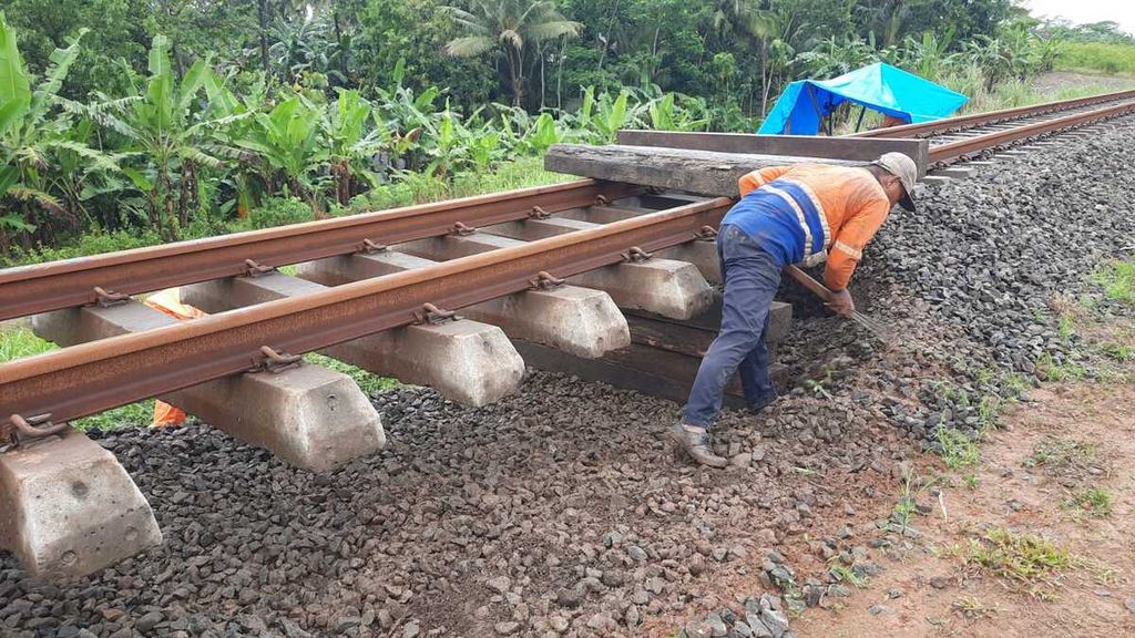 Petugas PT Kereta Api Indonesia Daerah Operasi 5 Purwokerto memperbaiki jalur kereta api yang ambles di Cilacap, Jawa Tengah, Sabtu (8/10/2022). Akibat kejadian itu, perjalanan sejumlah kereta terganggu.