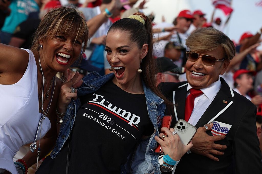 Para pendukung mantan presiden Donald Trump turut memeriahkan kampanye Partai Republik di Miami-Dade Country Fair pada Minggu (6/11/2022).