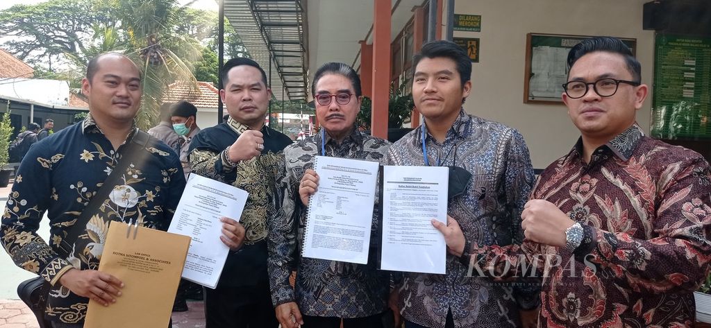 Kuasa hukum terdakwa JE, terdakwa dalam kasus dugaan pelecehan seksual di sekolah SPI Kota Batu, Jawa Timur, berpose seusai sidang duplik, Rabu (24/8/2022), di Pengadilan Negeri Malang.