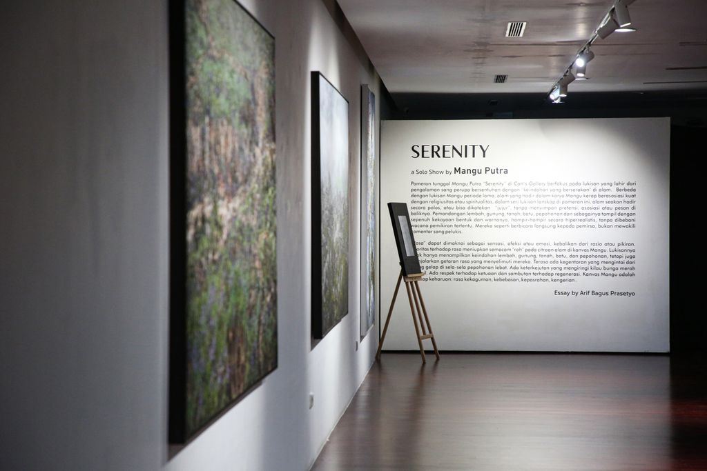 Pengantar mengenai perupa Mangu Putra dan karyanya dalam pameran lukisan tunggal bertema Serenity di Cans Gallery, Jakarta, Kamis (27/4/2023).