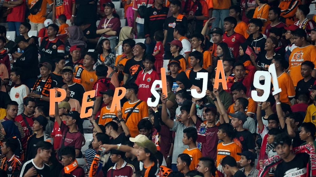 Suporter menyaksikan laga Persija Jakarta melawan Persipura Jayapura pada laga Liga 1 di Stadion Utama Gelora Bung Karno, Jakarta, Kamis (28/11/2019). 