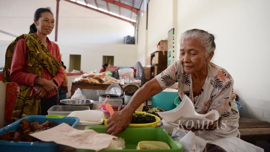 Sujiyem (70) melayani pembeli makanan dagangannya di Pasar Ngancar, Kecamatan Banyudono, Boyolali, Jawa Tengah, Minggu (18/8/2019). Jawa Tengah merupakan salah satu provinsi yang memiliki warga lansia terbanyak di Nusantara.