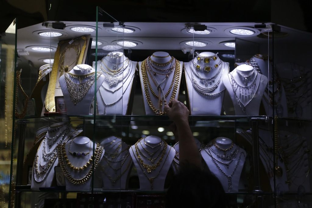 Pedagang melayani calon pembeli di pusat penjualan perhiasan emas di Cikini, Jakarta Pusat, Selasa (2/5/2023). Badan Pusat Statistik mencatat, inflasi pada April 2023 sebesar 0,33 persen. Barang perhiasan menjadi salah satu komoditas penyumbang inflasi pada April 2023.
