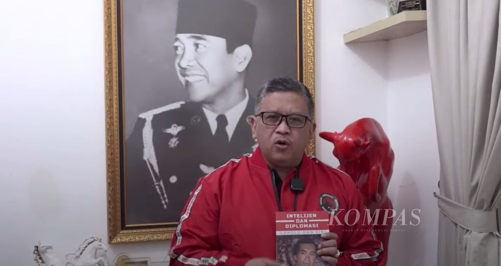 Sekretaris Jenderal Partai Demokrasi Indonesia Perjuangan Hasto Kristiyanto dalam acara peluncuran buku <i>Intelijen dan Diplomasi, Dahulu dan Kini</i> yang merupakan kumpulan tulisannya di berbagai media massa. Acara peluncuran itu dilakukan secara daring dan luring pada Sabtu (16/7/2022).