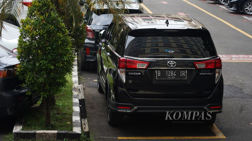 Kendaraan yang dikendarai tersangka Putri Candrawathi, istri Ferdy Sambo, untuk datang menjalani pemeriksaan di Bareskrim Mabes Polri, Jakarta, Jumat (25/8/2022). 