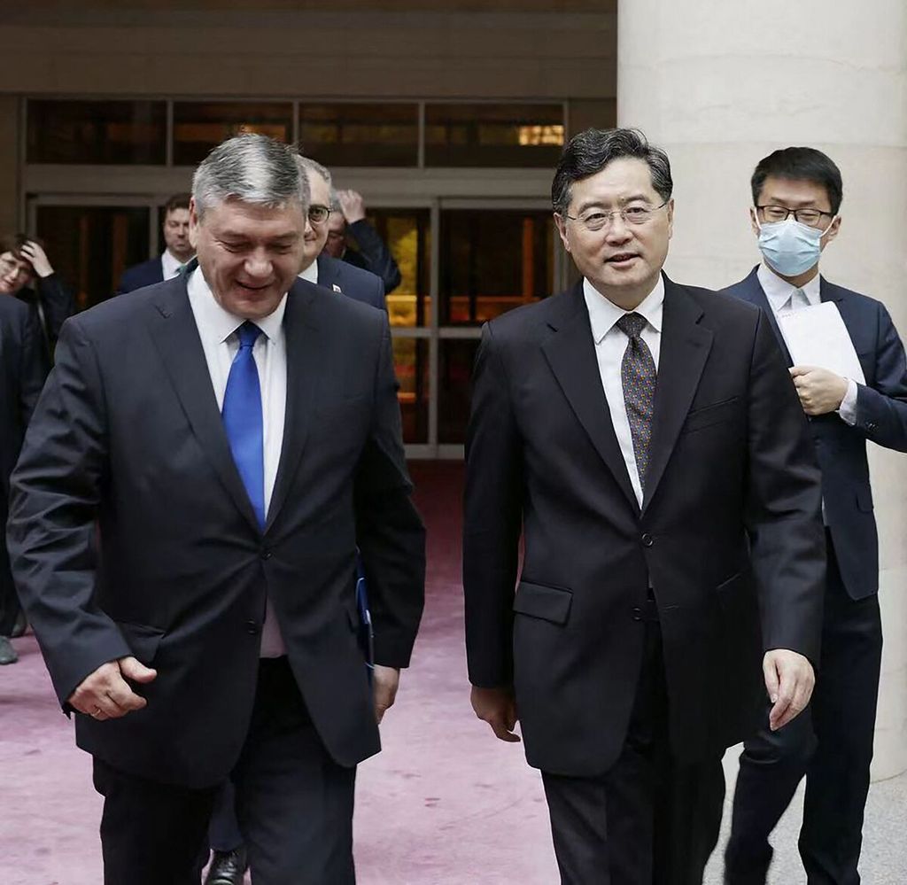Menteri Luar Negeri China Qin Gang (kedua dari kanan) menyambut kedatangan Wakil Menlu Rusia Andrey Rudenko di Beijing, China, 25 Juni 2023. Ini penampilan Qin di depan publik sebelum menghilang dari peredaran. 