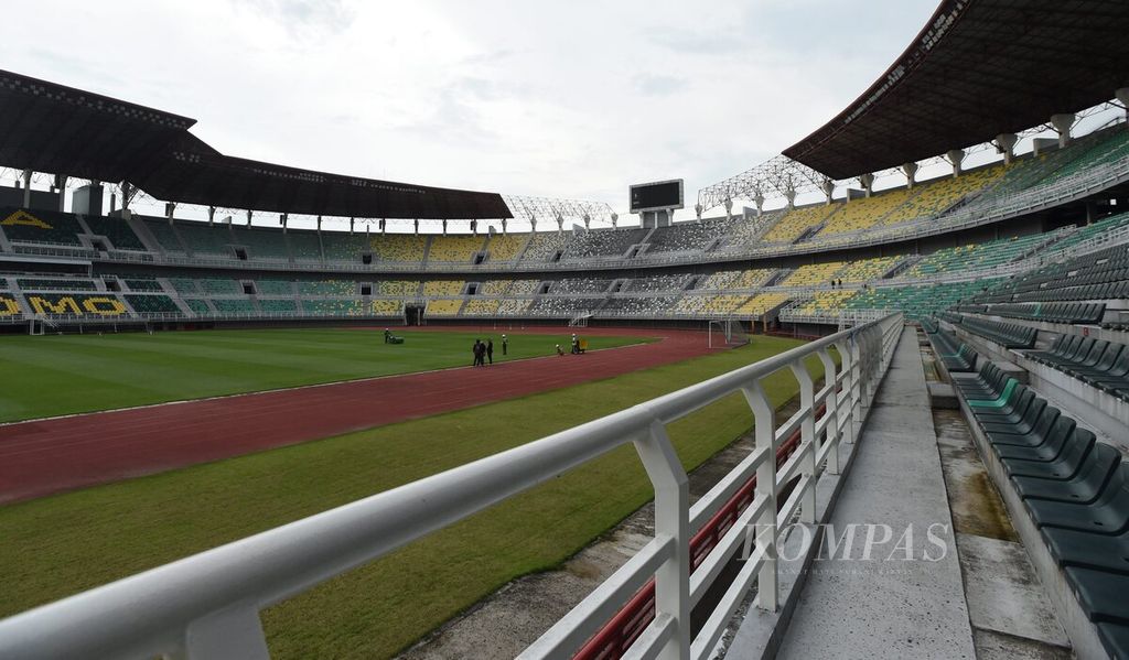 Stadion Gelora Bung Tomo di tengah persiapan sebagai tempat penyelenggaraan Piala Dunia U-20 di Surabaya, Jawa Timur, Selasa (28/3/2023). 