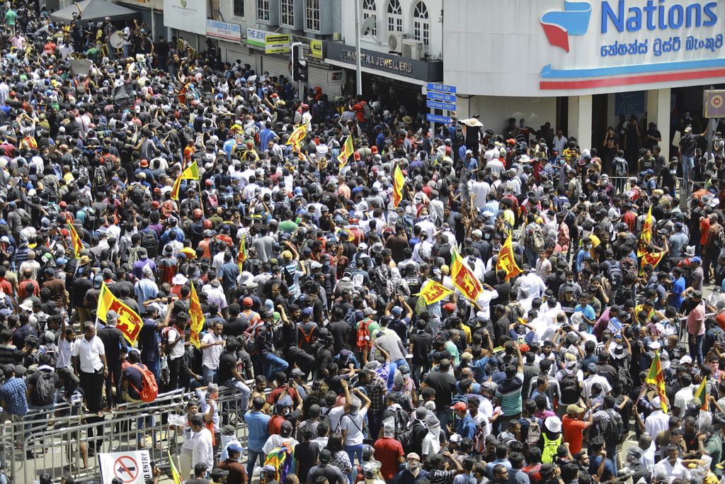 Para pengunjuk rasa tumpah ruah memadati ruas jalan menuju kediaman resmi Presiden Sri Lanka di Colombo, Sri Lanka, Sabtu (9/7/2022). Televisi setempat melaporkan, mereka menyerbu dan menduduki kediaman resmi presiden. 