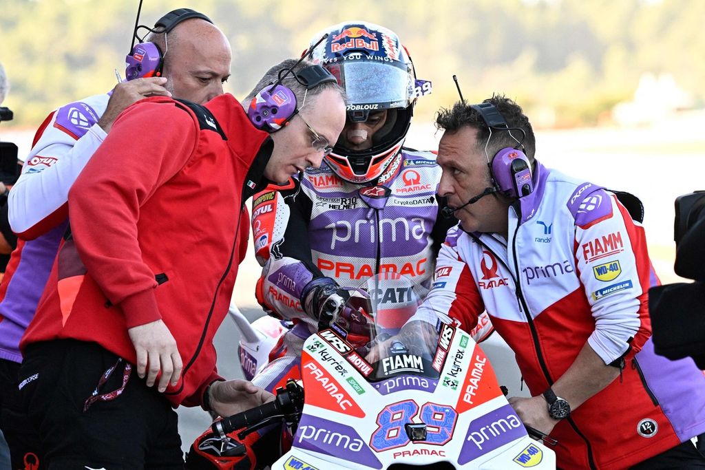 Pebalap Prima Pramac, Jorge Martin, berbicara dengan mekanik saat latihan bebas kedua MotoGP Valencia di Ricardo Tormo, Sabtu (25/11/2023).