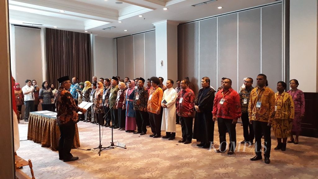 Ketua KPU RI Arief Budiman (kiri) melantik anggota tim seleksi anggota KPU daerah untuk 35 daerah di Jakarta, Selasa (20/3).
