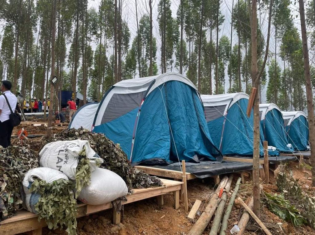 Sejumlah tenda disiapkan untuk kegiatan kemah Presiden Joko Widodo dan para gubernur di lokasi calon IKN Nusantara di Penajam Paser Utara, Kalimantan Timur, Jumat (11/3/2022)