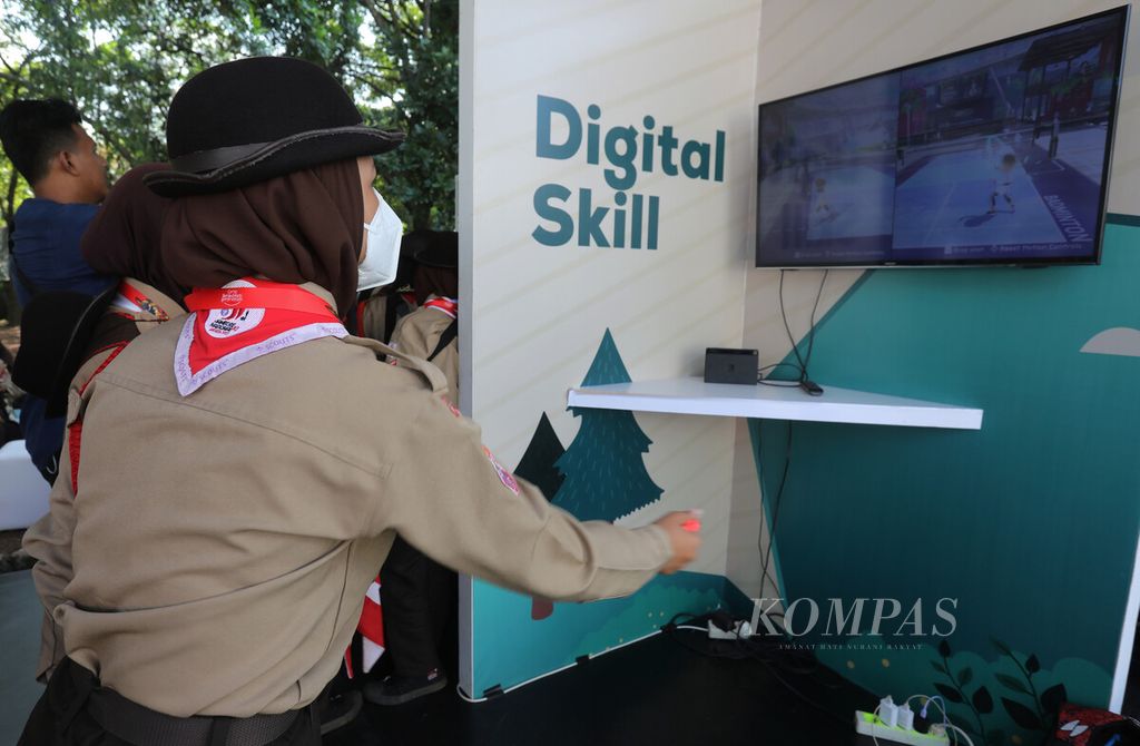 Peserta kontingen Jambore Nasional XI Gerakan Pramuka bermain gim dengan sensor gerak di pos kampung digital di Buperta, Cibubur, Jakarta, Jumat (19/8/2022).
