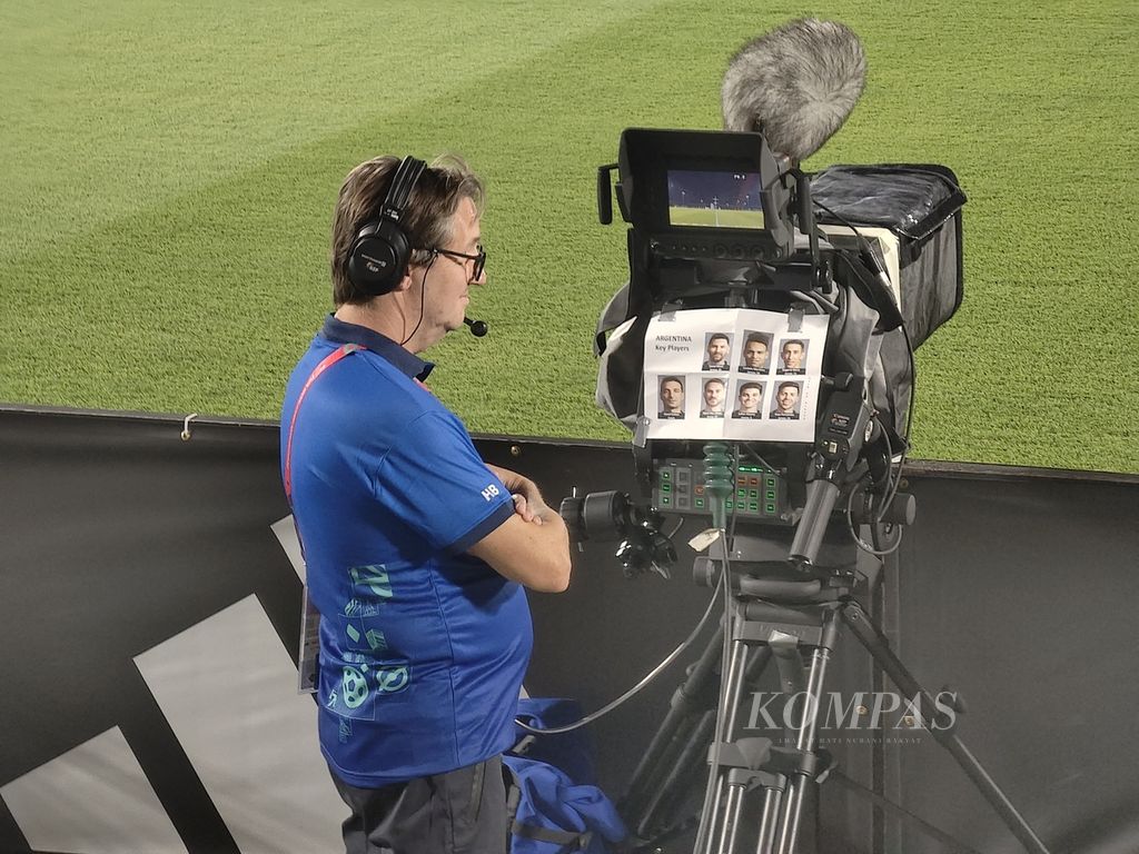 Juru kamera tengah memantau latihan Argentina di Lapangan Latihan Universitas Qatar, Jumat (2/12/2022). Ia dibekali foto-foto pemain kunci Argentina, salah satunya Lionel Messi, agar tidak kelewatan mengarahkan fokus pada aksi pemain-pemain itu.