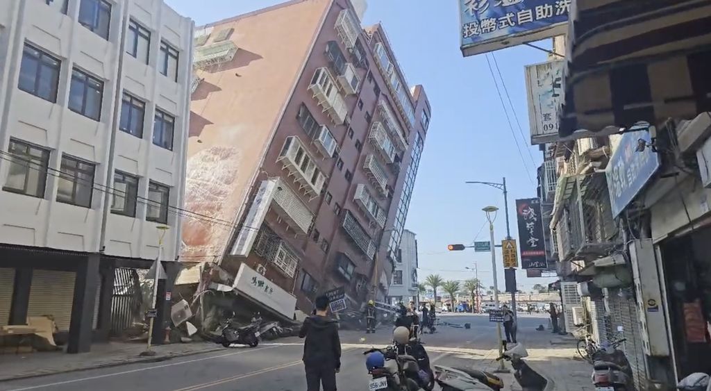 Dalam foto yang diambil dari rekaman video yang ditayangkan TVBS, terlihat bangunan yang runtuh sebagian di Hualien, Taiwan, Rabu (3/4/2024). 