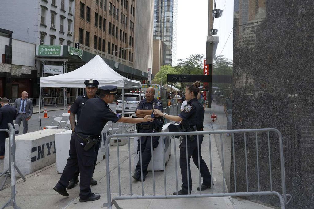 Polisi berjaga di salah satu akses masuk di sekitar Kantor Pusar PBB menjelang Sidang ke-77 Majelis Umum PBB, 19 September 2022 di New York, Amerika Serikat. Anna Moneymaker/Getty Images/AFP