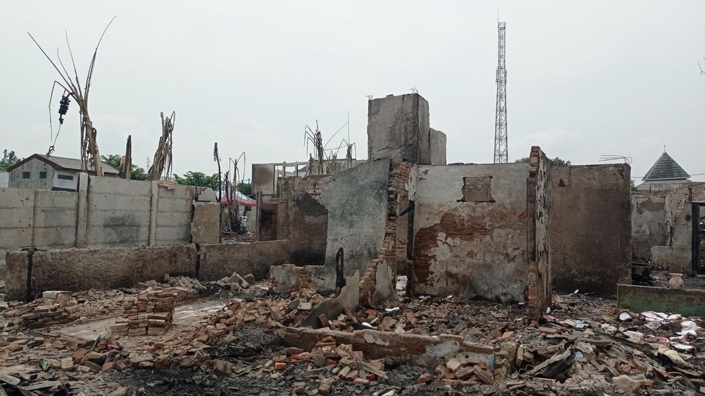 Puing sisa kebakaran permukiman padat di RT 013 RW 002 Kampung Pulo Kambing, Kelurahan Jatinegara, Kecamatan Cakung, Jakarta Timur, Rabu (31/8/2022).