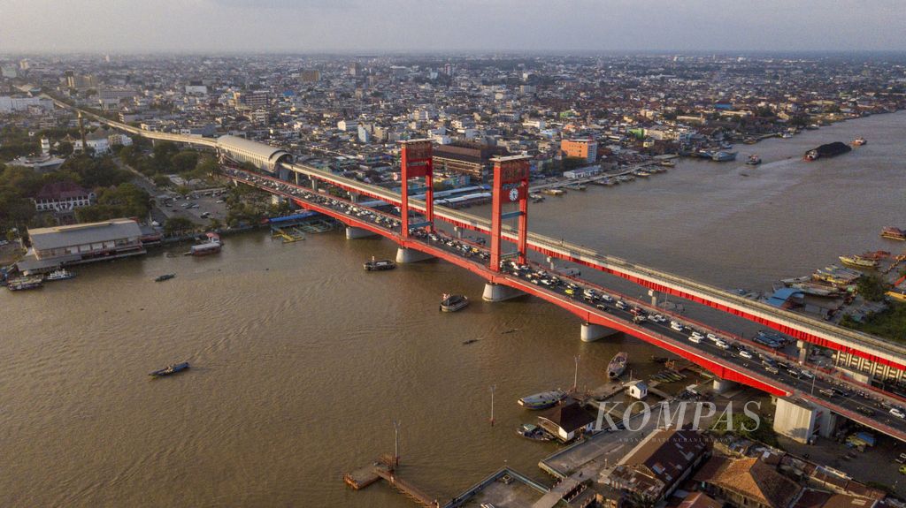 Jembatan Ampera merupakan ikon Kota Palembang, melintas di atas Sungai Musi menghubungkan wilayah Seberang Ulu dan Seberang Ilir, Rabu (26/08/2020). Kini jembatan megah itu berdampingan dengan Jembatan Lintas Rel Terpadu di Kota Palembang.