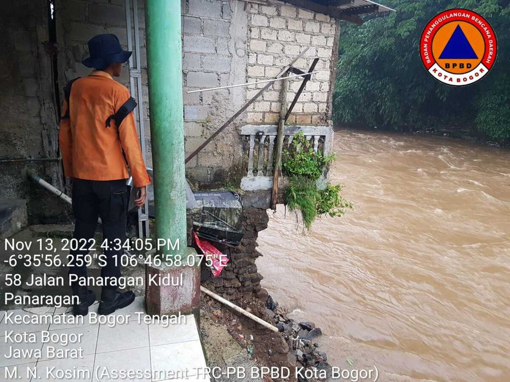 Hujan deras menyebabkan tembok penahan tanah (TPT) di pinggiran Sungai Cisadane longsor sehingga merusak dua rumah di bantaran sungai di Kampung Panaragan Kidul, Kelurahan Panaragan, Kecamatan Bogor Tengah, Minggu (13/11/2022).
