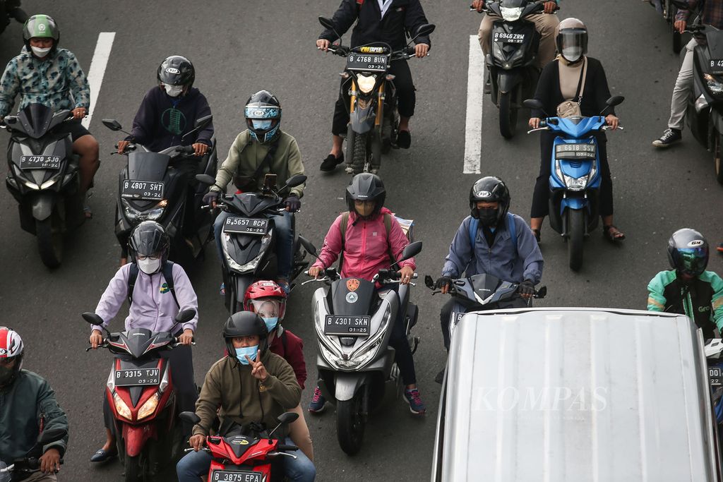 Kepadatan lalu lintas di Jalan TB Simatupang, Jakarta Selatan, Kamis (28/4/2022). Ketersinggungan antarsesama pengguna jalan sering terjadi di tengah kemacetan, bisa karena saling serobot, serempetan, dan lainnya.