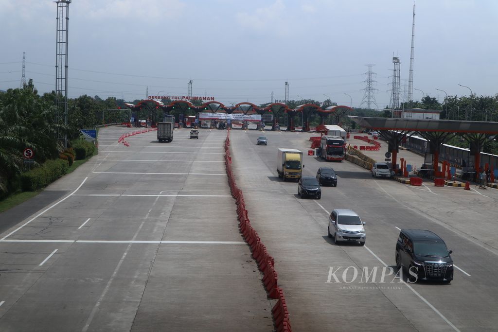 Kendaraan melintas di Gerbang Tol Palimanan, Kabupaten Cirebon, Jawa Barat, Selasa (26/4/2022). 