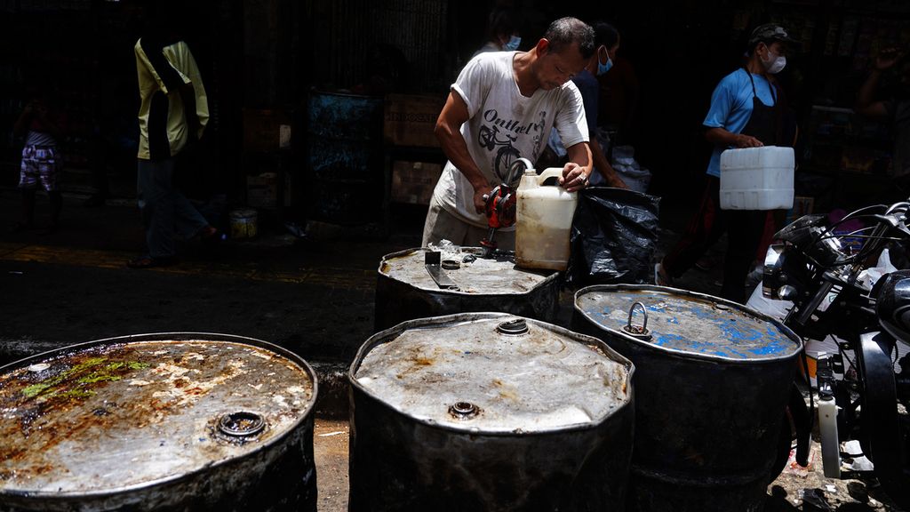 Kesibukan pekerja di salah satu toko grosir sembako di kawasan Pasar Bogor, Kota Bogor, Jawa Barat, saat melayani pembelian minyak goreng curah, Kamis (24/3/2022). Permasalahan minyak goreng di pasaran hingga kini masih membuat masyarakat terbebani, baik konsumen maupun penjual grosir dan eceran.